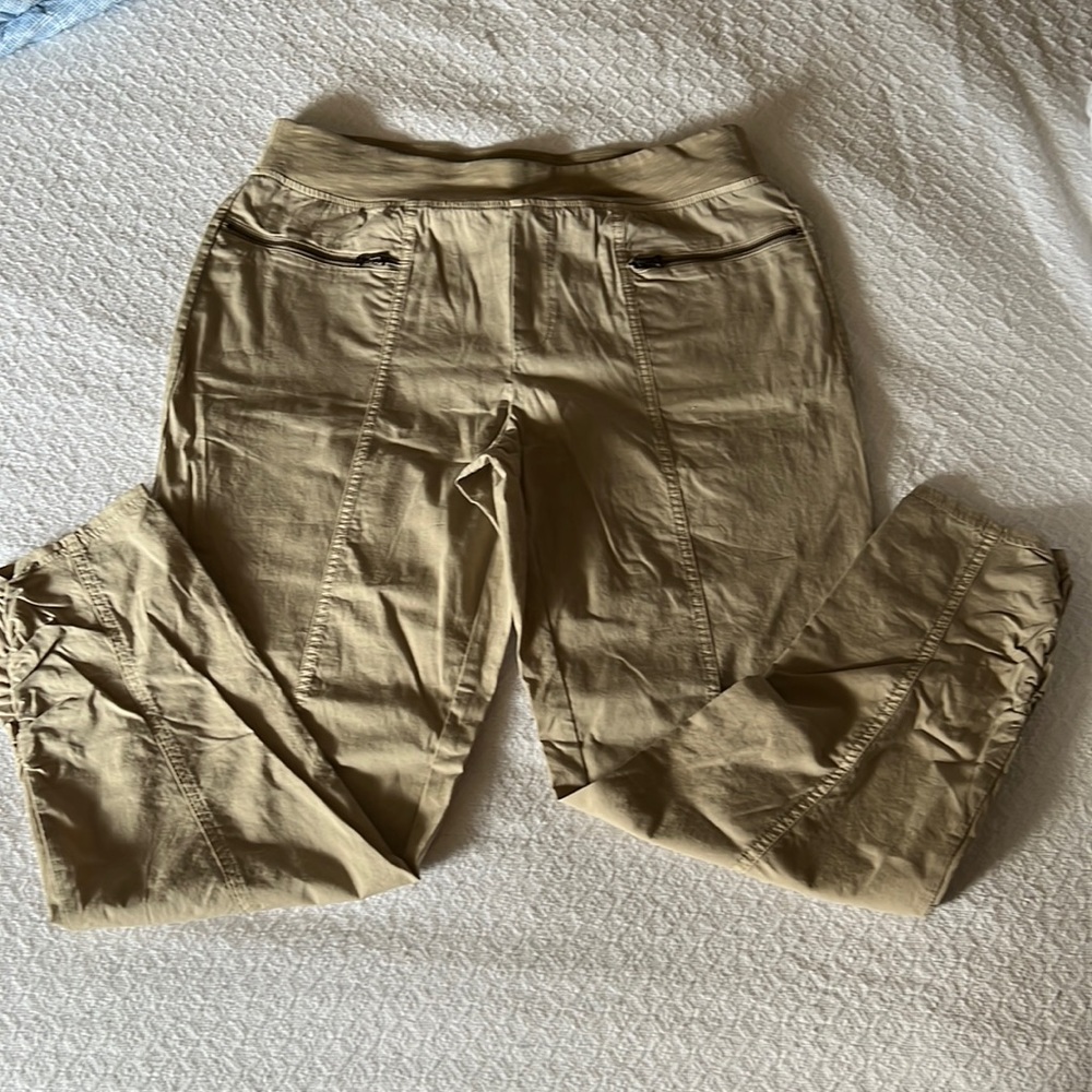 Chico’s Zenergy Woven Collection Mixed Fabric Pant in New Khaki. Size 0.5 NWT.